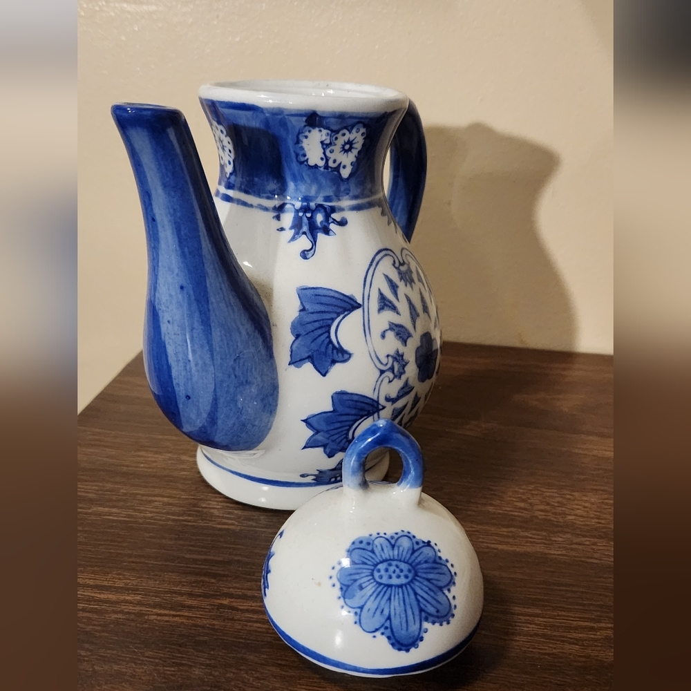 Vintage Chinese Cobalt Blue & White Porcelain Ceramic 8" Teapot w/ Lid - Picture 5 of 7